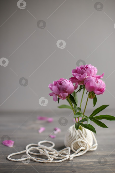 Скачать Цветочная рамка с розовыми пионами на деревянном фоне. День матери. фотосток Ozero