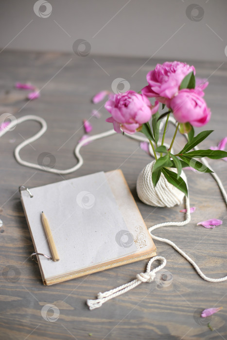Скачать Винтажный фон, ручная работа. Розовый пион и старые ножницы, ленты, блокнот для текста. День матери. фотосток Ozero