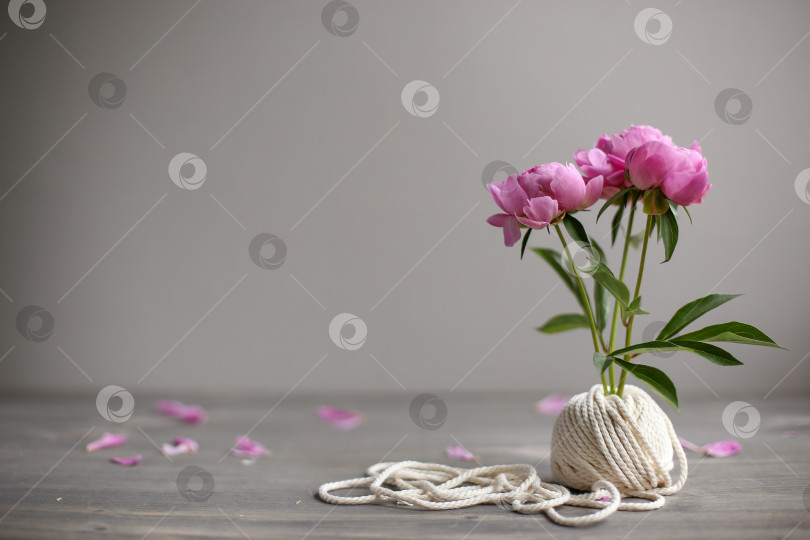 Скачать Цветочная рамка с розовыми пионами на деревянном фоне. День матери. фотосток Ozero