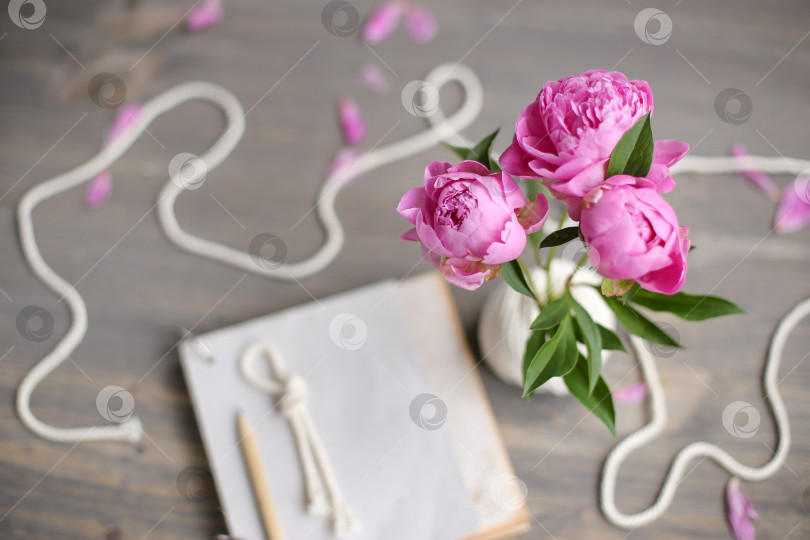 Скачать Винтажный фон, ручная работа. Розовый пион и старые ножницы, ленты, блокнот для текста. День матери. фотосток Ozero