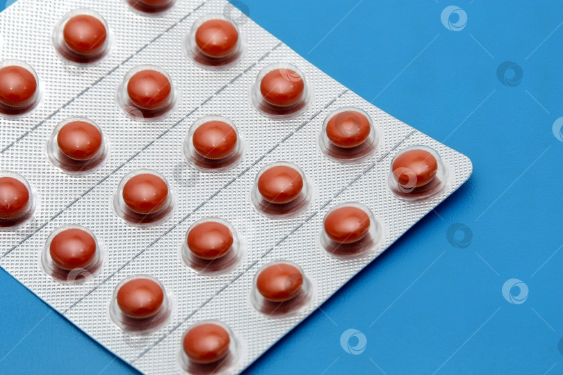 Скачать Оранжевые таблетки в блистере для лечения простудных заболеваний. Концепция медицины и здоровья. фотосток Ozero