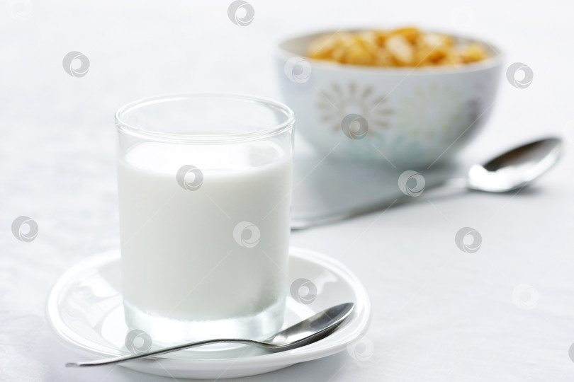 Скачать Коровье молоко в прозрачном стакане. Диетический, питательный и полезный завтрак фотосток Ozero