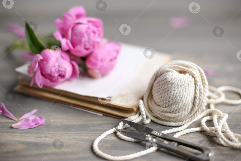 Скачать Цветочная рамка с розовыми пионами на деревянном фоне. День матери. фотосток Ozero