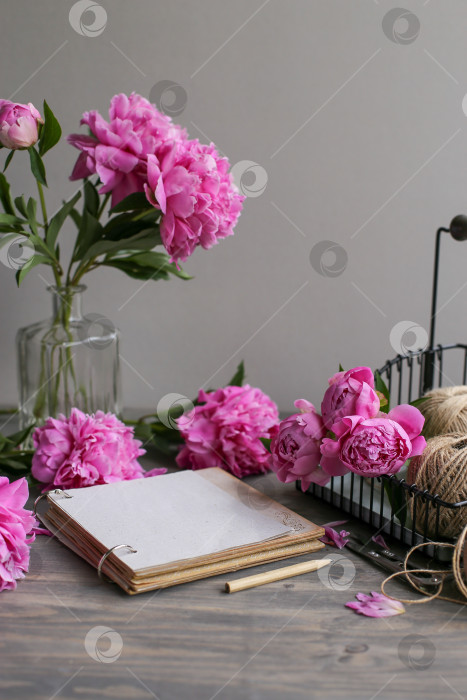 Скачать Винтажный фон, ручная работа. Розовый пион и старые ножницы, ленты, блокнот для текста. День матери. фотосток Ozero