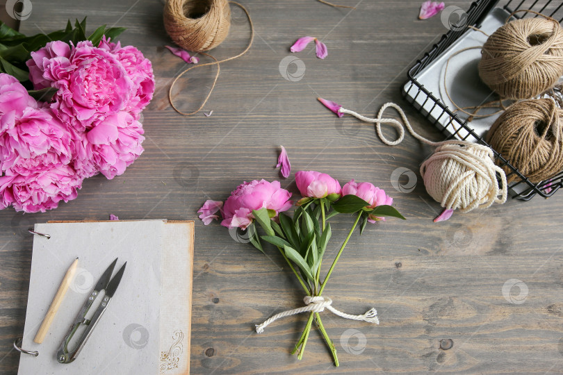Скачать Винтажный фон, ручная работа. Розовый пион и старые ножницы, ленты, блокнот для текста. День матери. фотосток Ozero