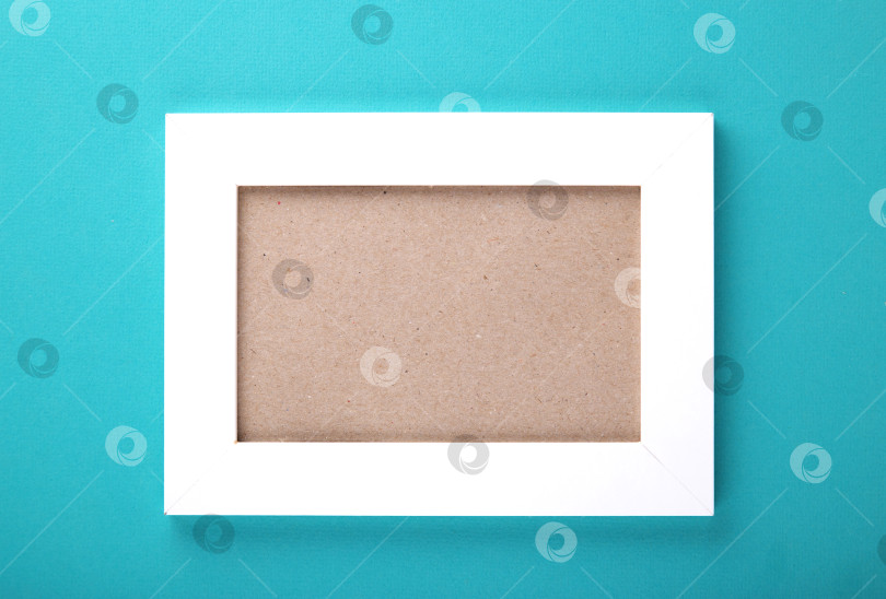 Скачать Белая рамка на синем фоне фотосток Ozero