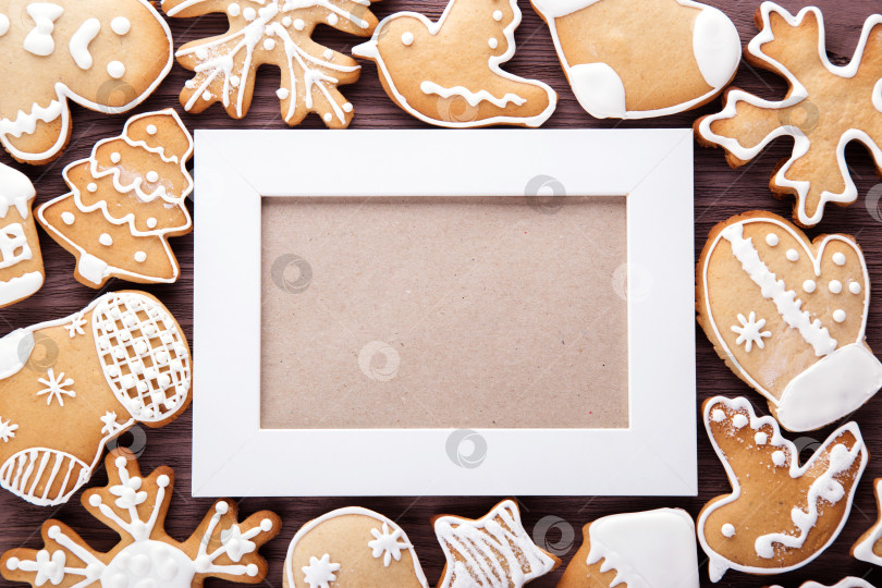 Скачать Пряничный домик и рождественская елка на деревянном фоне. Белая рамка. фотосток Ozero