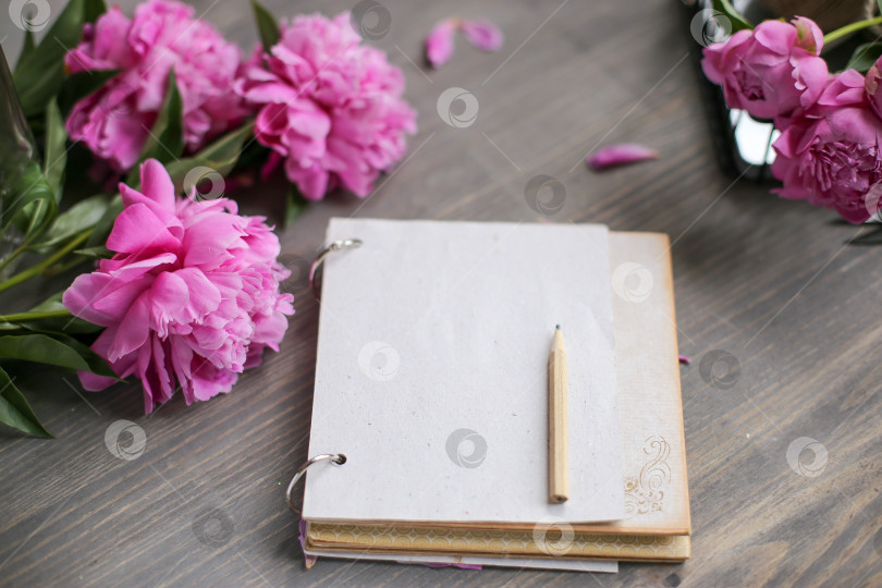 Скачать Винтажный фон, ручная работа. Розовый пион и старые ножницы, ленты, блокнот для текста. День матери. фотосток Ozero