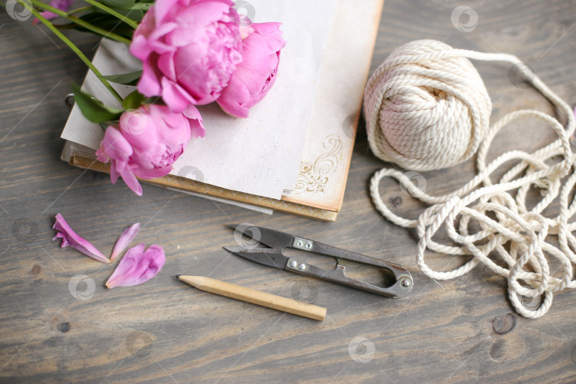 Скачать Цветочная рамка с розовыми пионами на деревянном фоне. День матери. фотосток Ozero