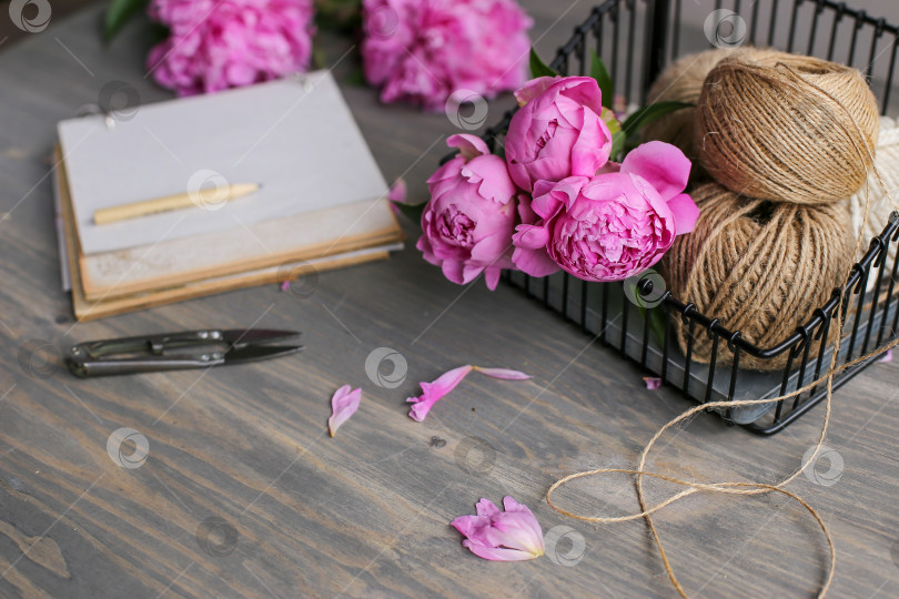 Скачать Винтажный фон, ручная работа. Розовый пион и старые ножницы, ленты, блокнот для текста. День матери. фотосток Ozero