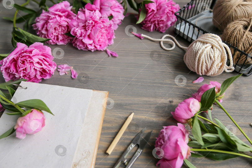 Скачать Винтажный фон, ручная работа. Розовый пион и старые ножницы, ленты, блокнот для текста. День матери. фотосток Ozero