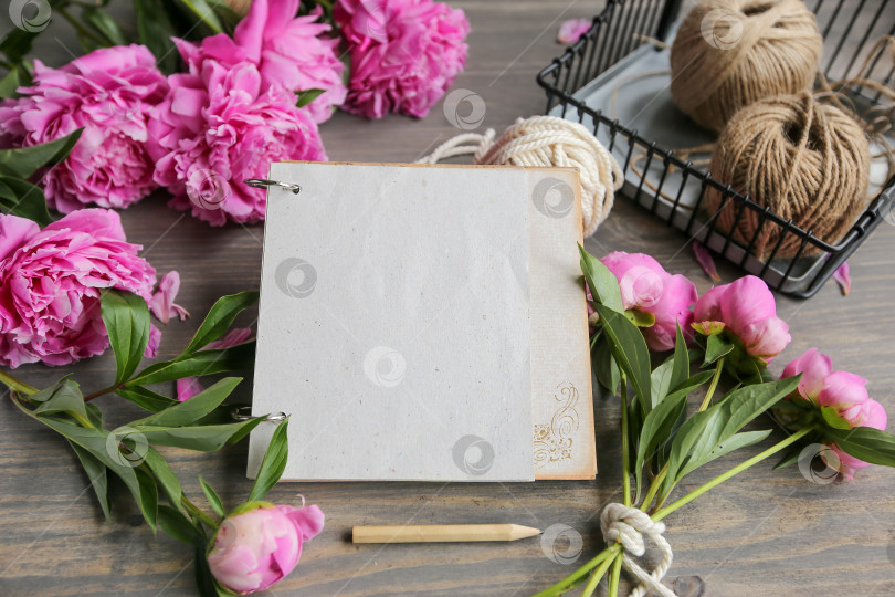 Скачать Винтажный фон, ручная работа. Розовый пион и старые ножницы, ленты, блокнот для текста. День матери. фотосток Ozero