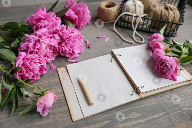 Скачать Винтажный фон, ручная работа. Розовый пион и старые ножницы, ленты, блокнот для текста. День матери. фотосток Ozero