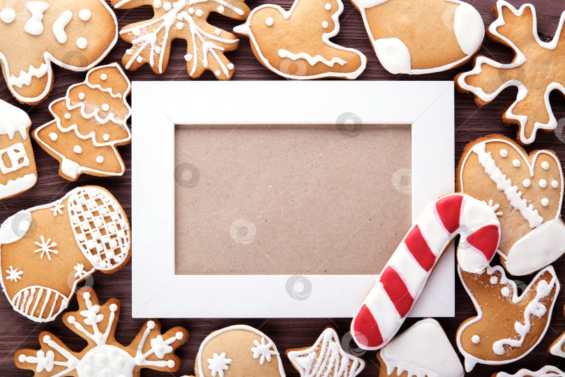 Скачать Пряничный домик и рождественская елка на деревянном фоне. Белая рамка. фотосток Ozero