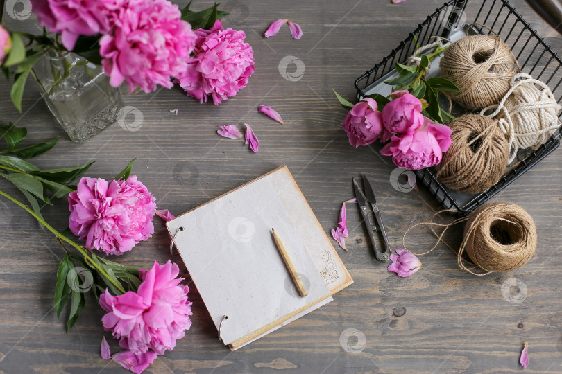 Скачать Винтажный фон, ручная работа. Розовый пион и старые ножницы, ленты, блокнот для текста. День матери. фотосток Ozero