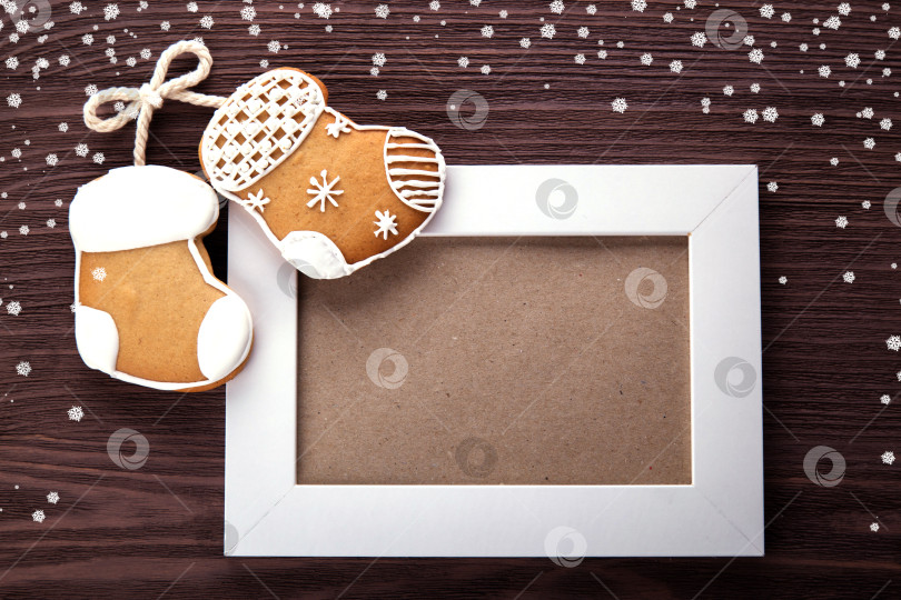 Скачать Пряничный домик и рождественская елка на деревянном фоне. Белая рамка. фотосток Ozero
