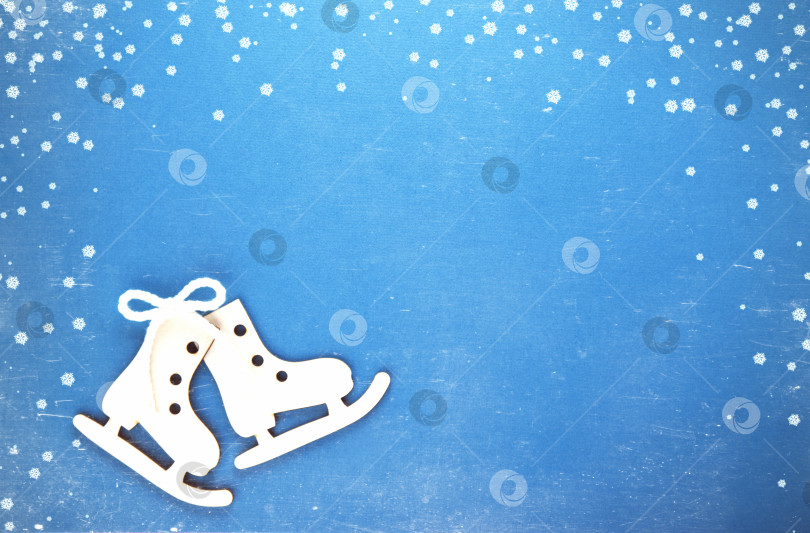 Скачать Деревянные коньки на синем фоне.  Винтажная тонировка и царапины. фотосток Ozero