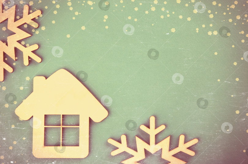 Скачать Двухэтажный игрушечный домик на новогоднем фоне. Винтажная тонировка и царапины. фотосток Ozero
