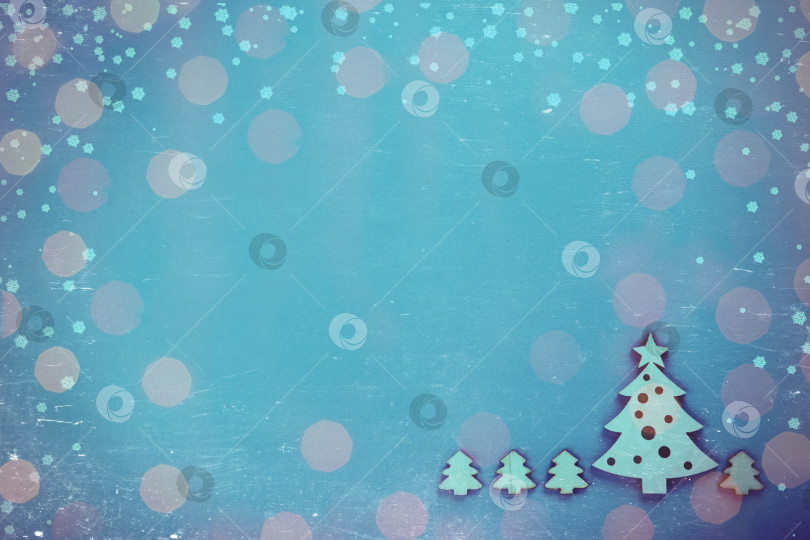 Скачать Деревянная игрушечная елка. Праздничный фон с яркими рождественскими и новогодними огнями из гирлянды. Винтажная тонировка и царапины. фотосток Ozero