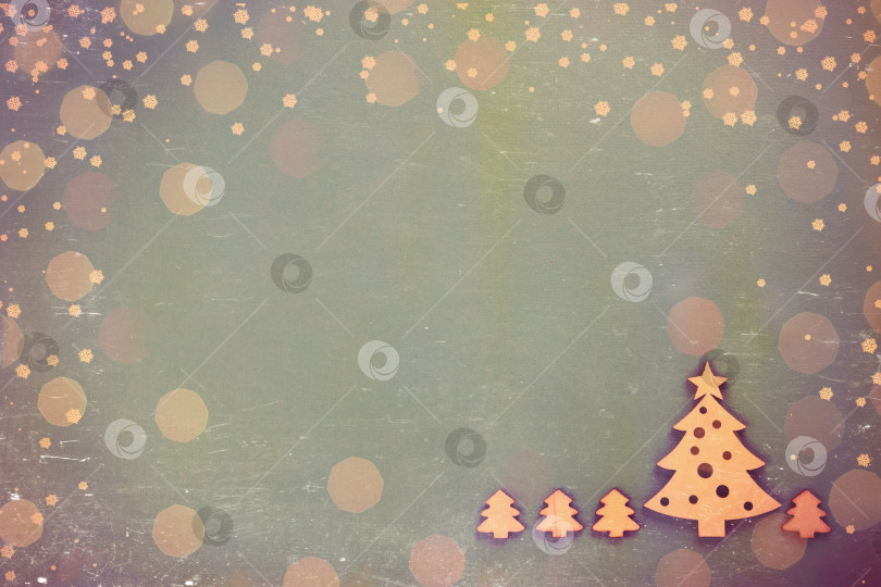 Скачать Деревянная игрушечная елка. Праздничный фон с яркими рождественскими и новогодними огнями из гирлянды. Винтажная тонировка и царапины. фотосток Ozero