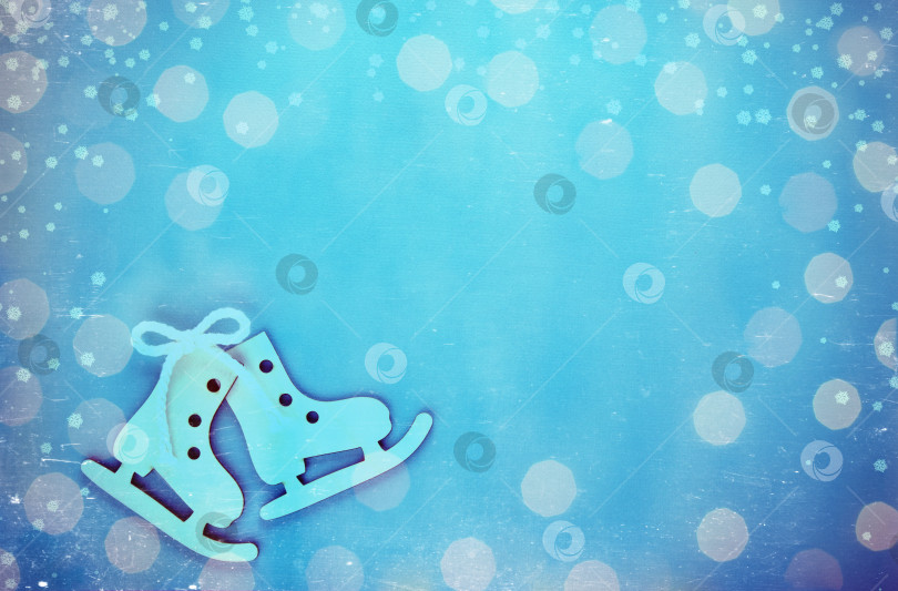 Скачать Деревянные коньки на синем фоне.Праздничный фон с яркими рождественскими и новогодними огоньками от гирлянды. Винтажная тонировка и царапины. фотосток Ozero