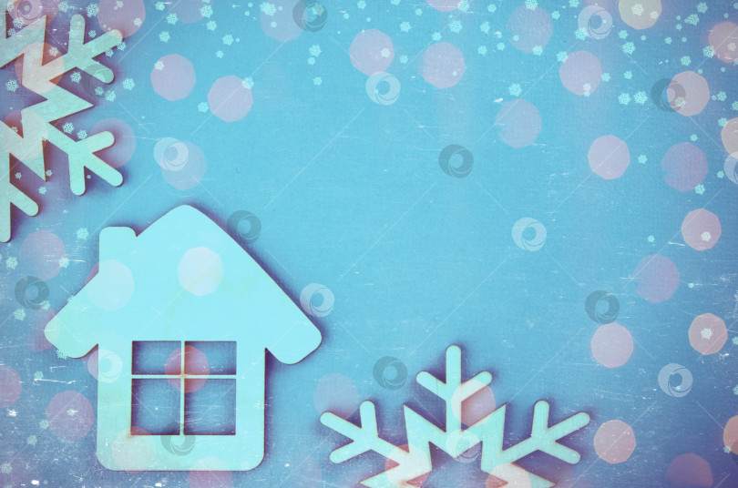 Скачать Деревянный игрушечный домик. Праздничный фон с яркими рождественскими и новогодними огнями из гирлянды. Винтажная тонировка и царапины. фотосток Ozero