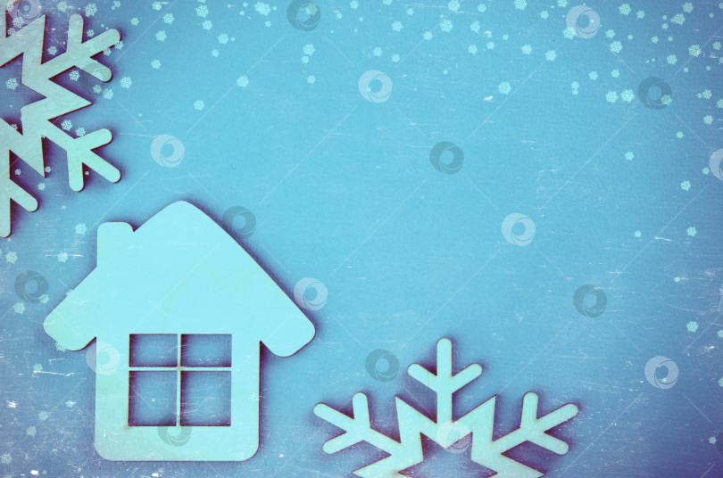 Скачать Деревянный игрушечный домик на новогоднем фоне. Винтажная тонировка и царапины. фотосток Ozero