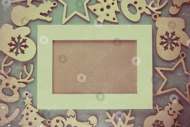 Скачать Белая рамка на новогоднем фоне. Винтажная тонировка и царапины. фотосток Ozero
