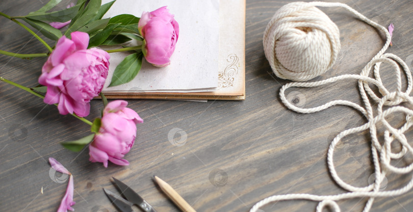 Скачать Цветочная рамка с розовыми пионами на деревянном фоне. День матери. фотосток Ozero