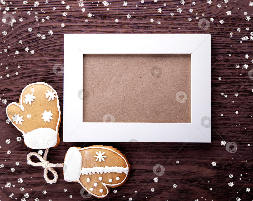 Скачать Пряничный домик и рождественская елка на деревянном фоне. Белая рамка. фотосток Ozero