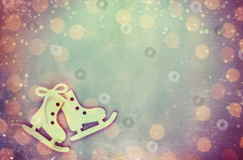 Скачать Деревянные коньки на праздничном фоне с яркими рождественскими и новогодними огоньками от гирлянды. Винтажная тонировка и царапины. фотосток Ozero