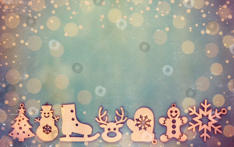 Скачать Деревянные елочные игрушки на праздничном фоне с яркими рождественскими и новогодними огоньками от гирлянды. Винтажная тонировка и царапины. фотосток Ozero