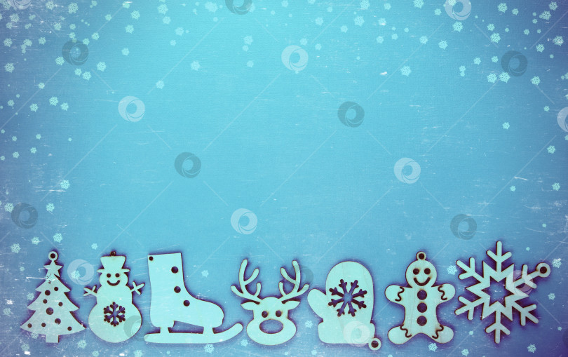 Скачать Деревянные рождественские игрушки на синем праздничном фоне. Винтажная тонировка и царапины. фотосток Ozero