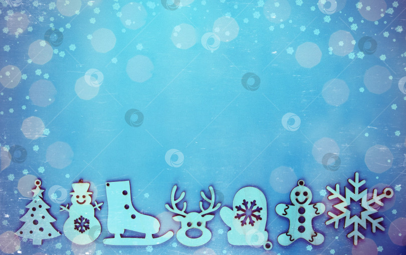 Скачать Деревянные елочные игрушки на праздничном фоне с яркими рождественскими и новогодними огоньками от гирлянды. Винтажная тонировка и царапины. фотосток Ozero