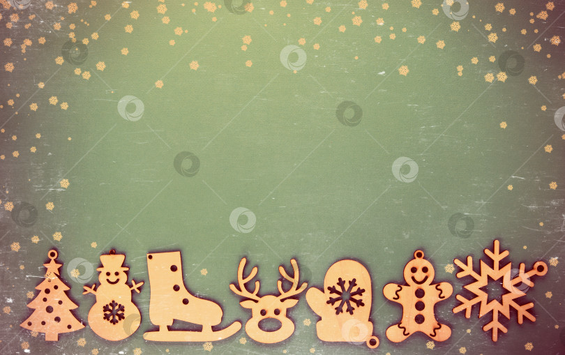 Скачать Деревянные рождественские игрушки на праздничном фоне.Винтажная тонировка и царапины. фотосток Ozero