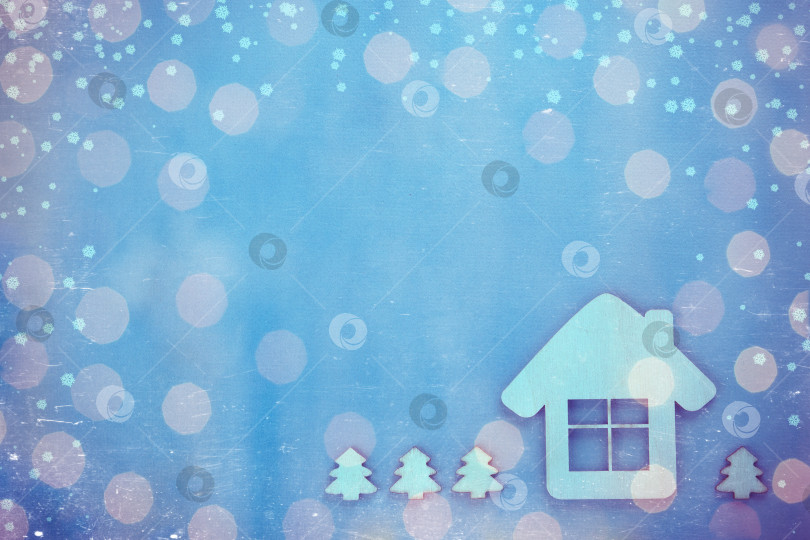 Скачать Деревянный игрушечный домик. Праздничный фон с яркими рождественскими и новогодними огнями из гирлянды. Винтажная тонировка и царапины. фотосток Ozero