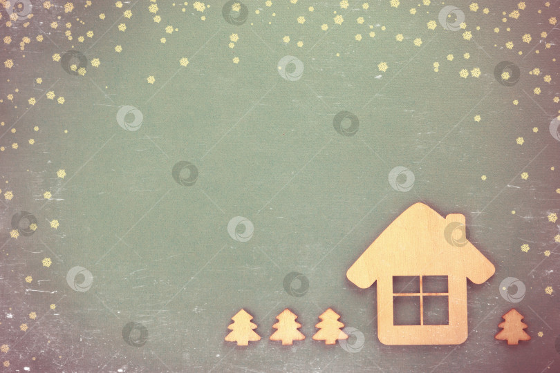 Скачать Деревянный игрушечный домик на новогоднем фоне. Винтажная тонировка и царапины. фотосток Ozero