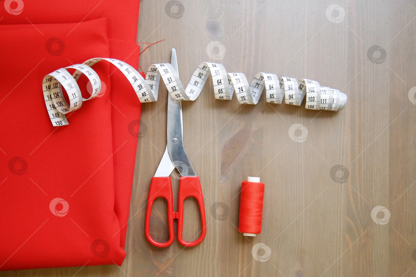 Скачать Ткань, ножницы, нитки, рулетка. Принадлежности для шитья. фотосток Ozero
