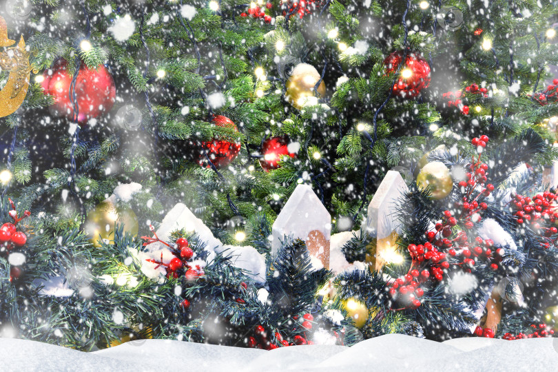 Скачать Фон с изображением рождественской елки, украшенной рождественскими украшениями. фотосток Ozero