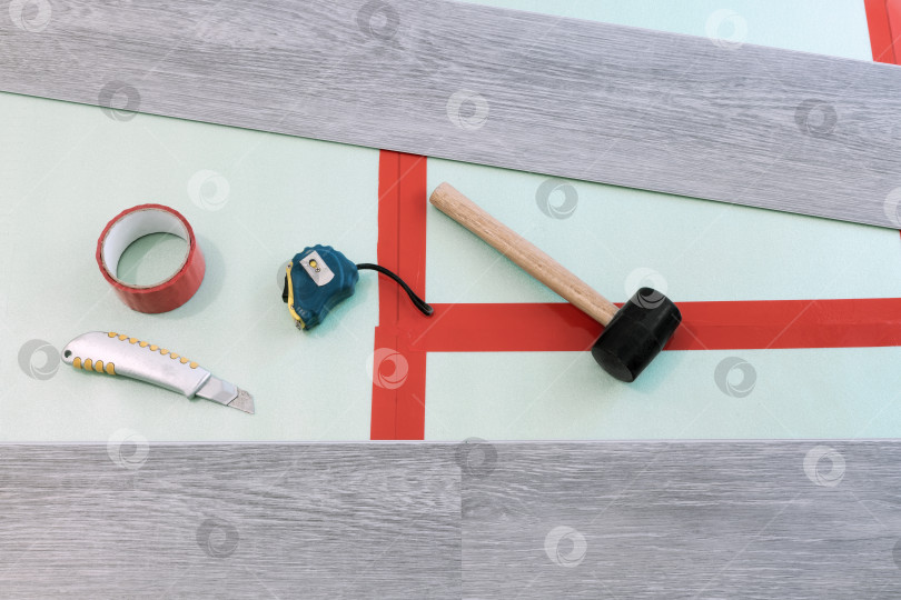Скачать Ремонт полов. Инструменты для укладки паркета и ламината, виниловых плит. фотосток Ozero