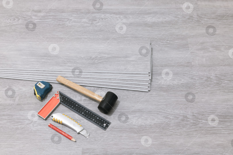 Скачать  Инструменты для укладки паркета и ламината, виниловых плит. фотосток Ozero
