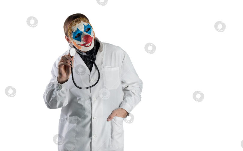 Скачать Не честный врач в маске клоуна на белом изолированном фоне. фотосток Ozero