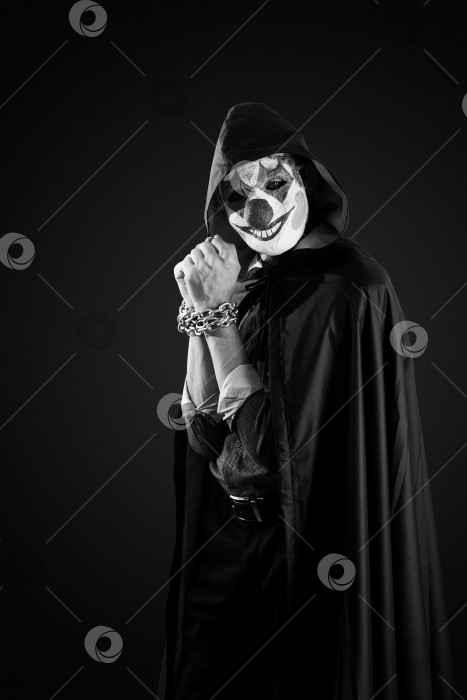 Скачать Поймали клоуна за преступление. Со связанными цепью руками. фотосток Ozero