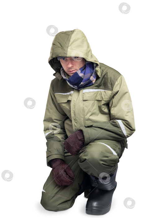 Скачать Мужчина в теплой зимней одежде для морозной и холодной погоды. Приседание фотосток Ozero