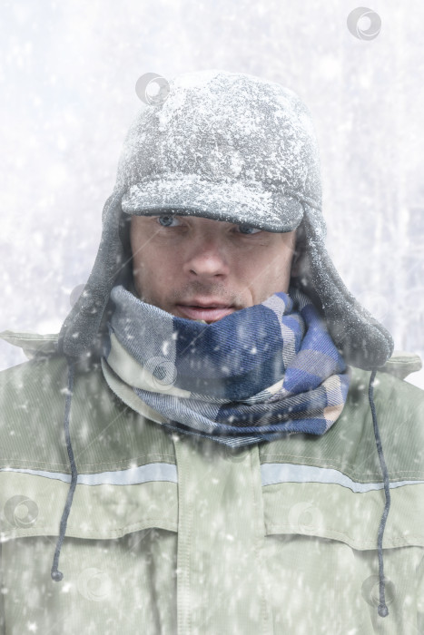 Скачать Человек в теплой одежде зимой под снегом. фотосток Ozero