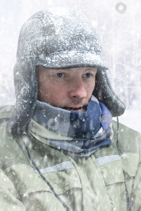 Скачать Морозная погода. Портрет уличного мужчины. Концепция снежной бури. фотосток Ozero