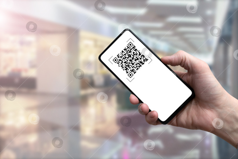 Скачать QR-код, который нужно отсканировать с помощью смартфона или сканера.  Поход по магазинам. фотосток Ozero