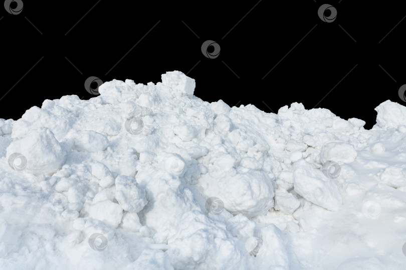 Скачать Комья снега на черном изолированном фоне. фотосток Ozero