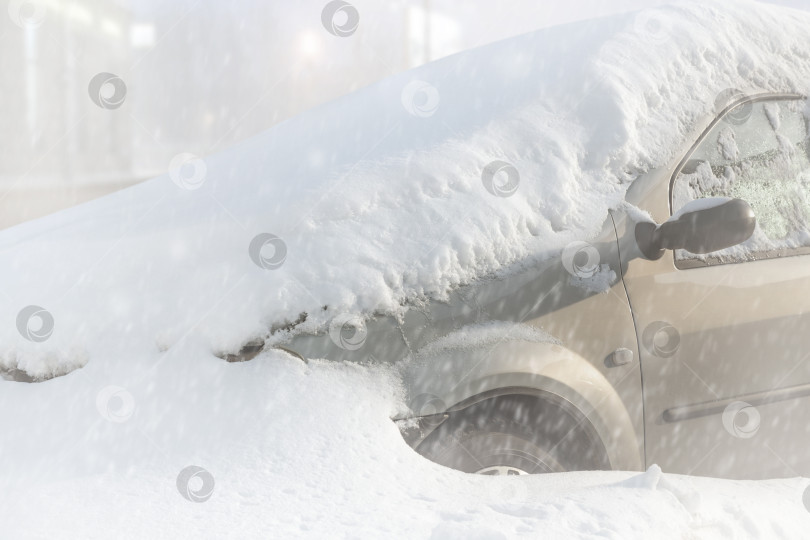 Скачать Автомобиль занесен снегом. Брошенный автомобиль на морозе. фотосток Ozero