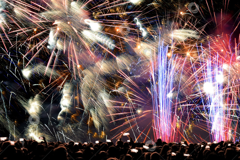 Скачать Красочный праздничный салют на городском празднике. фотосток Ozero